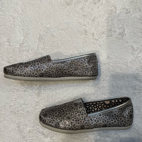 TOMS Print Slip-On Shoes - Picture 8 of 8